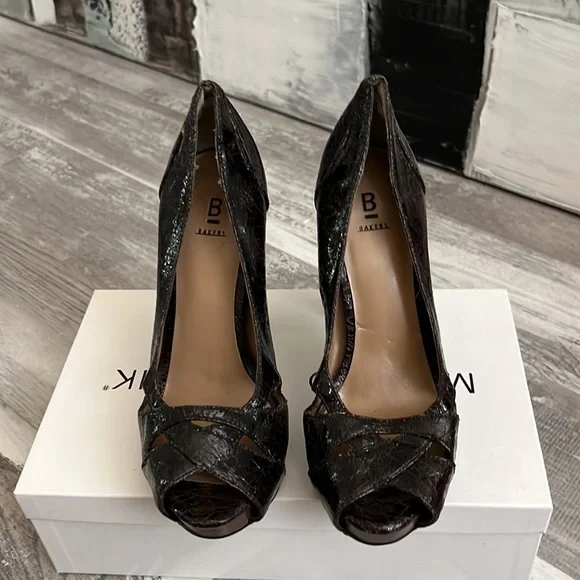 BAKERS Distressed Heels Size 5.5 - Picture 2 of 5